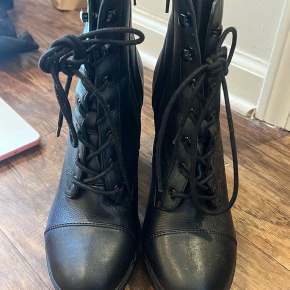 NEVER WORN Black Tie Up Platform Boots - Picture 6 of 6